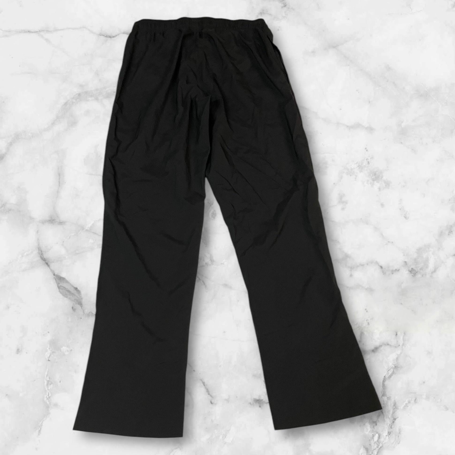 Entdecke unsere Vintage Track Pants von Nike und anderen Marken, erhältlich bei Valuxery.de - Dein Shop für trendige Vintage - Kleidung. Unsere Track Pants sind aus hochwertigen Materialien und
