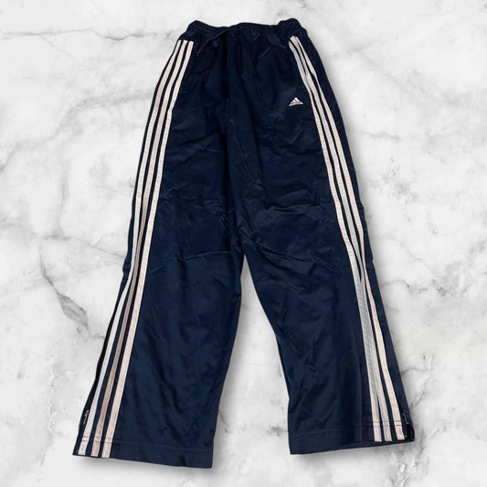 Entdecke unsere Vintage Track Pants von Nike und anderen Marken, erhältlich bei Valuxery.de - Dein Shop für trendige Vintage - Kleidung. Unsere Track Pants sind aus hochwertigen Materialien und