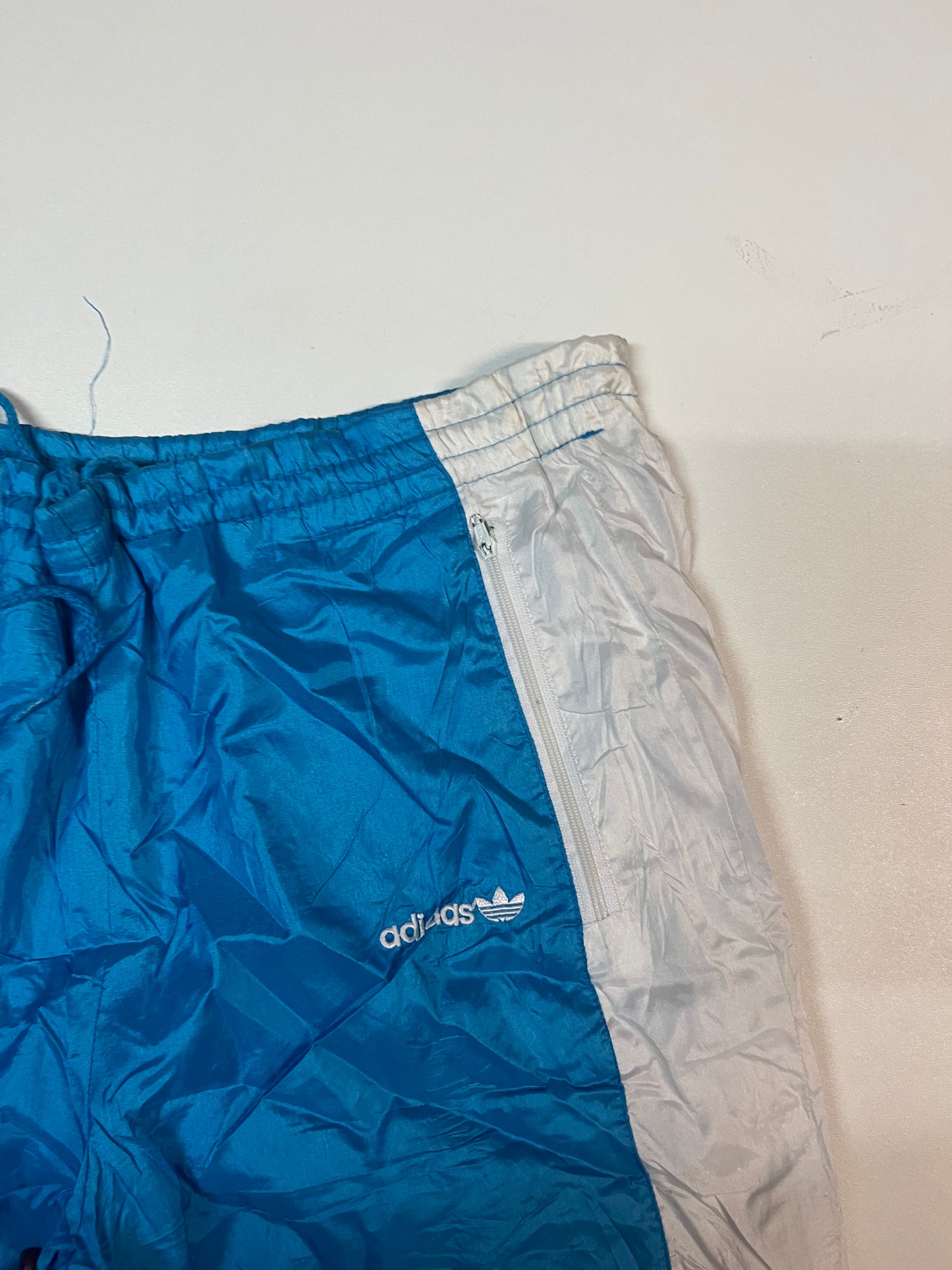 Entdecke unsere Vintage Track Pants von Nike und anderen Marken, erhältlich bei Valuxery.de - Dein Shop für trendige Vintage - Kleidung. Unsere Track Pants sind aus hochwertigen Materialien und