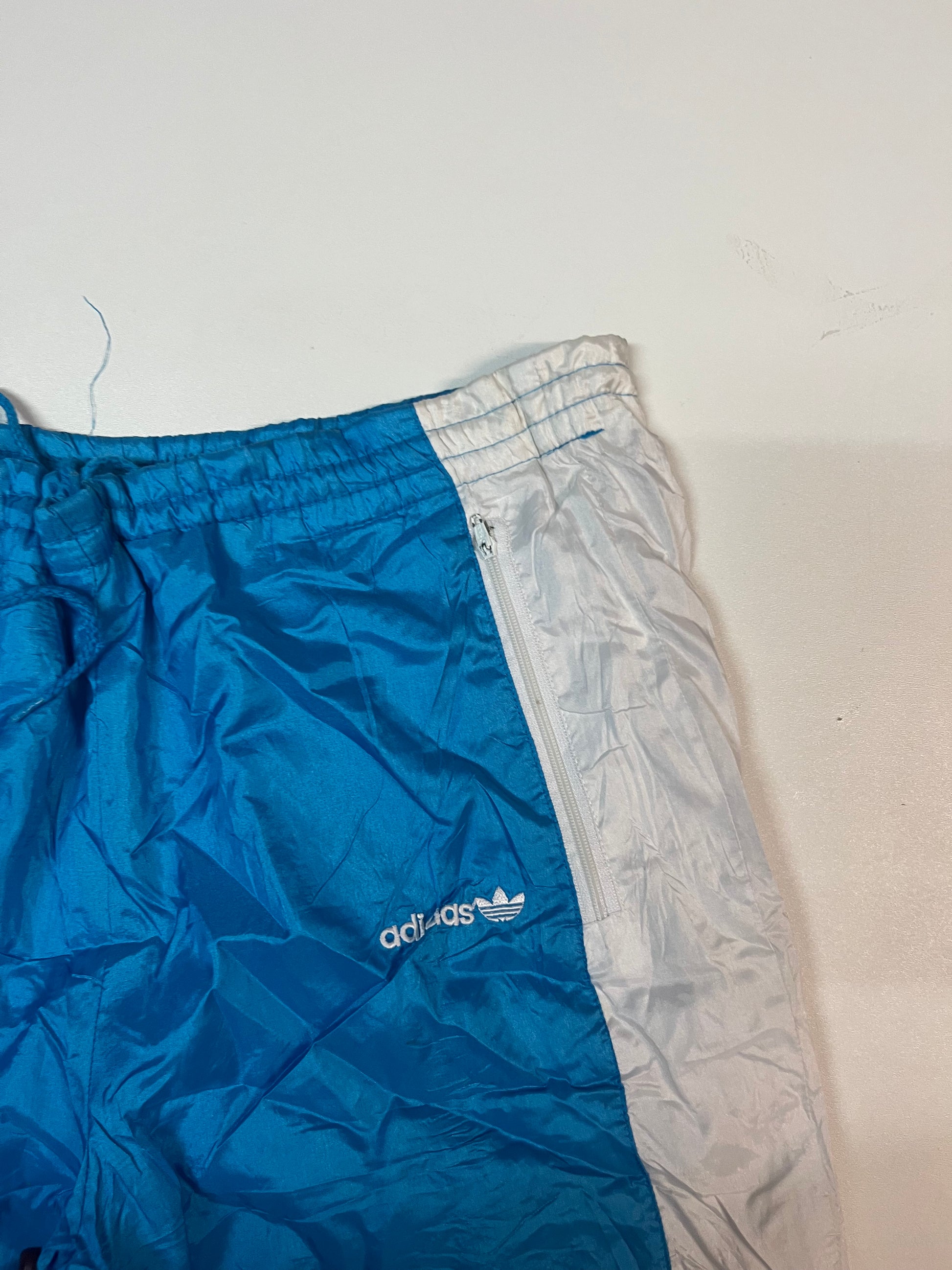 Entdecke unsere Vintage Track Pants von Nike und anderen Marken, erhältlich bei Valuxery.de - Dein Shop für trendige Vintage - Kleidung. Unsere Track Pants sind aus hochwertigen Materialien und