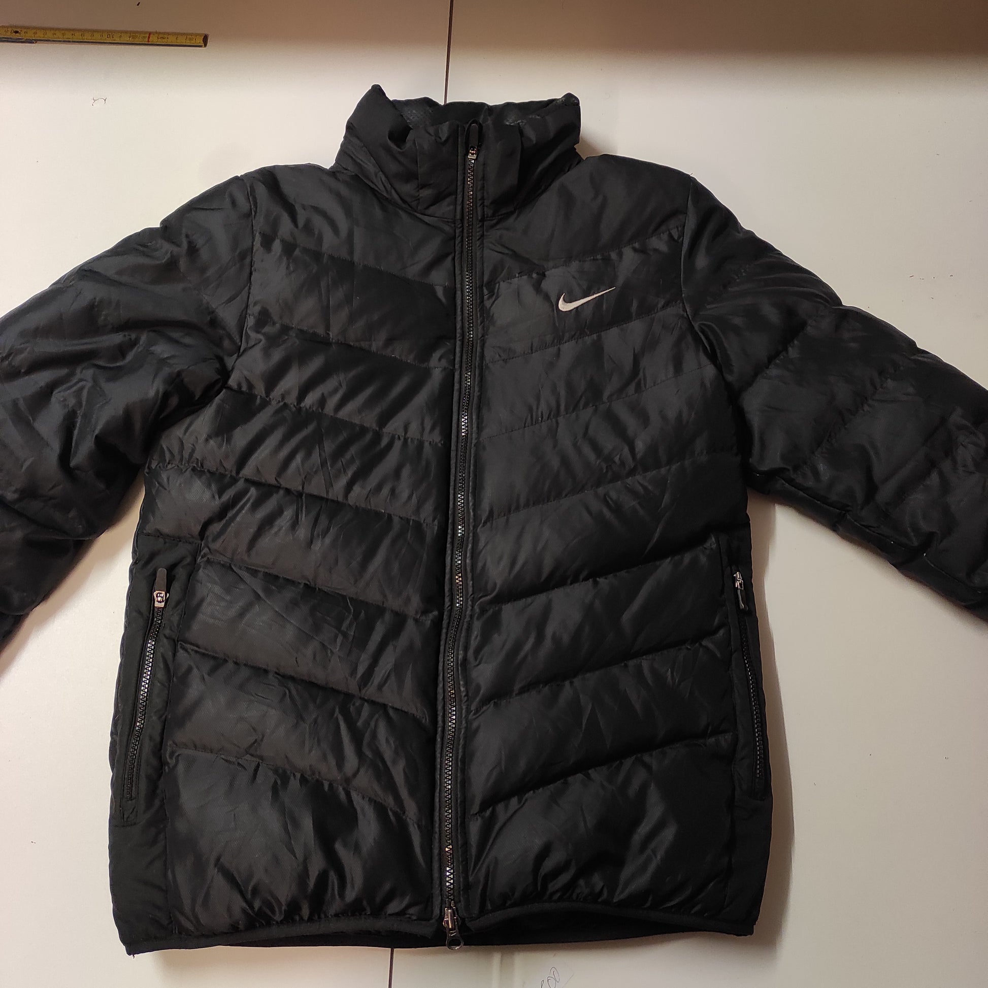 Entdecke unsere Vintage Track Pants von Nike und anderen Marken, erhältlich bei Valuxery.de - Dein Shop für trendige Vintage - Kleidung. Unsere Track Pants sind aus hochwertigen Materialien und