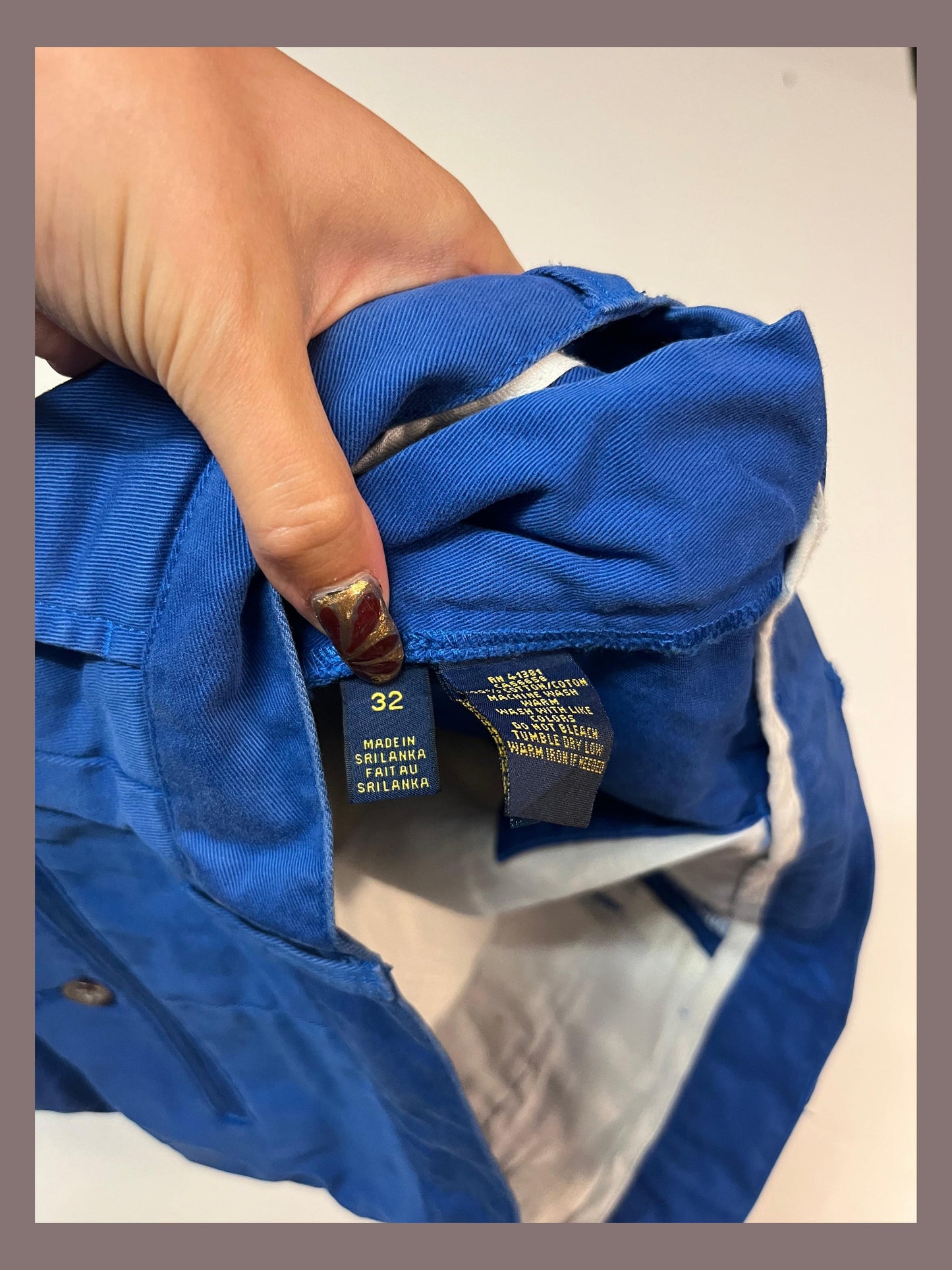 Entdecke unsere Vintage Track Pants von Nike und anderen Marken, erhältlich bei Valuxery.de - Dein Shop für trendige Vintage - Kleidung. Unsere Track Pants sind aus hochwertigen Materialien und