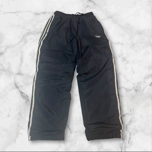 Entdecke unsere Vintage Track Pants von Nike und anderen Marken, erhältlich bei Valuxery.de - Dein Shop für trendige Vintage - Kleidung. Unsere Track Pants sind aus hochwertigen Materialien und