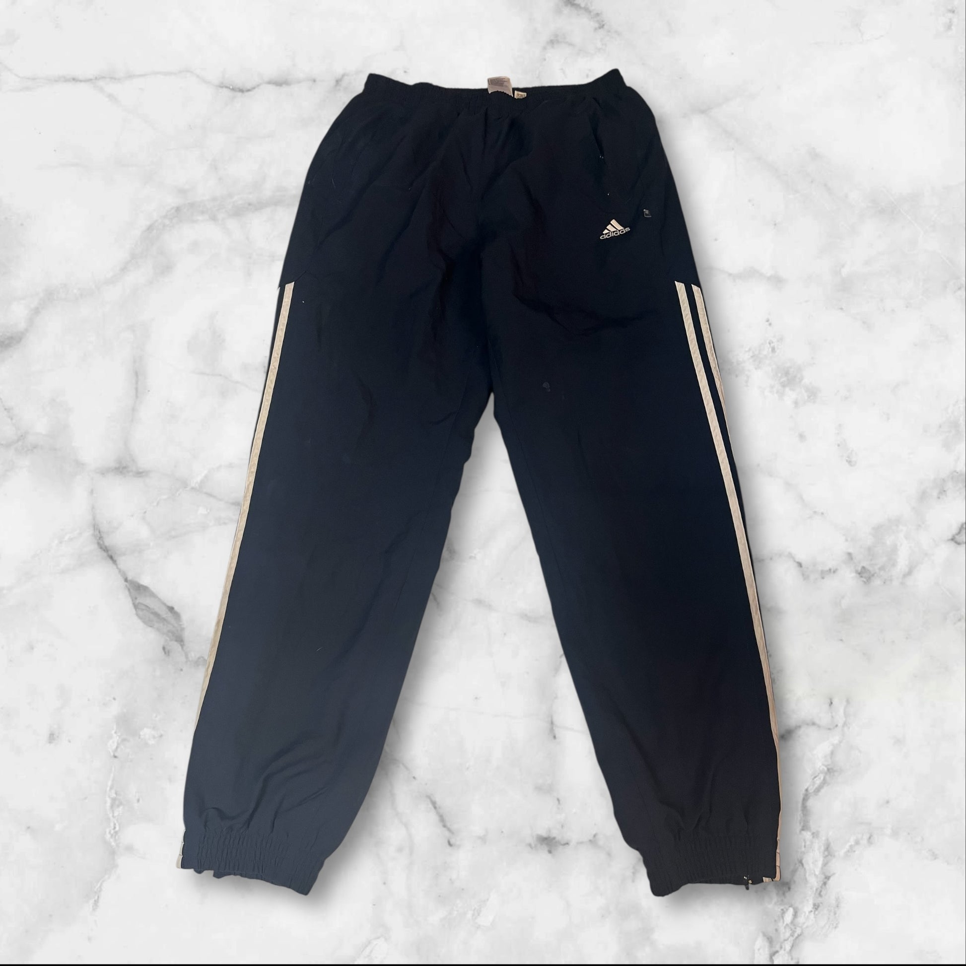 Entdecke unsere Vintage Track Pants von Nike und anderen Marken, erhältlich bei Valuxery.de - Dein Shop für trendige Vintage - Kleidung. Unsere Track Pants sind aus hochwertigen Materialien und