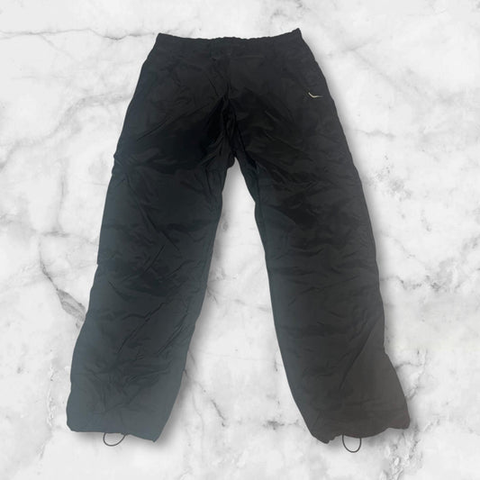 Entdecke unsere Vintage Track Pants von Nike und anderen Marken, erhältlich bei Valuxery.de - Dein Shop für trendige Vintage - Kleidung. Unsere Track Pants sind aus hochwertigen Materialien und
