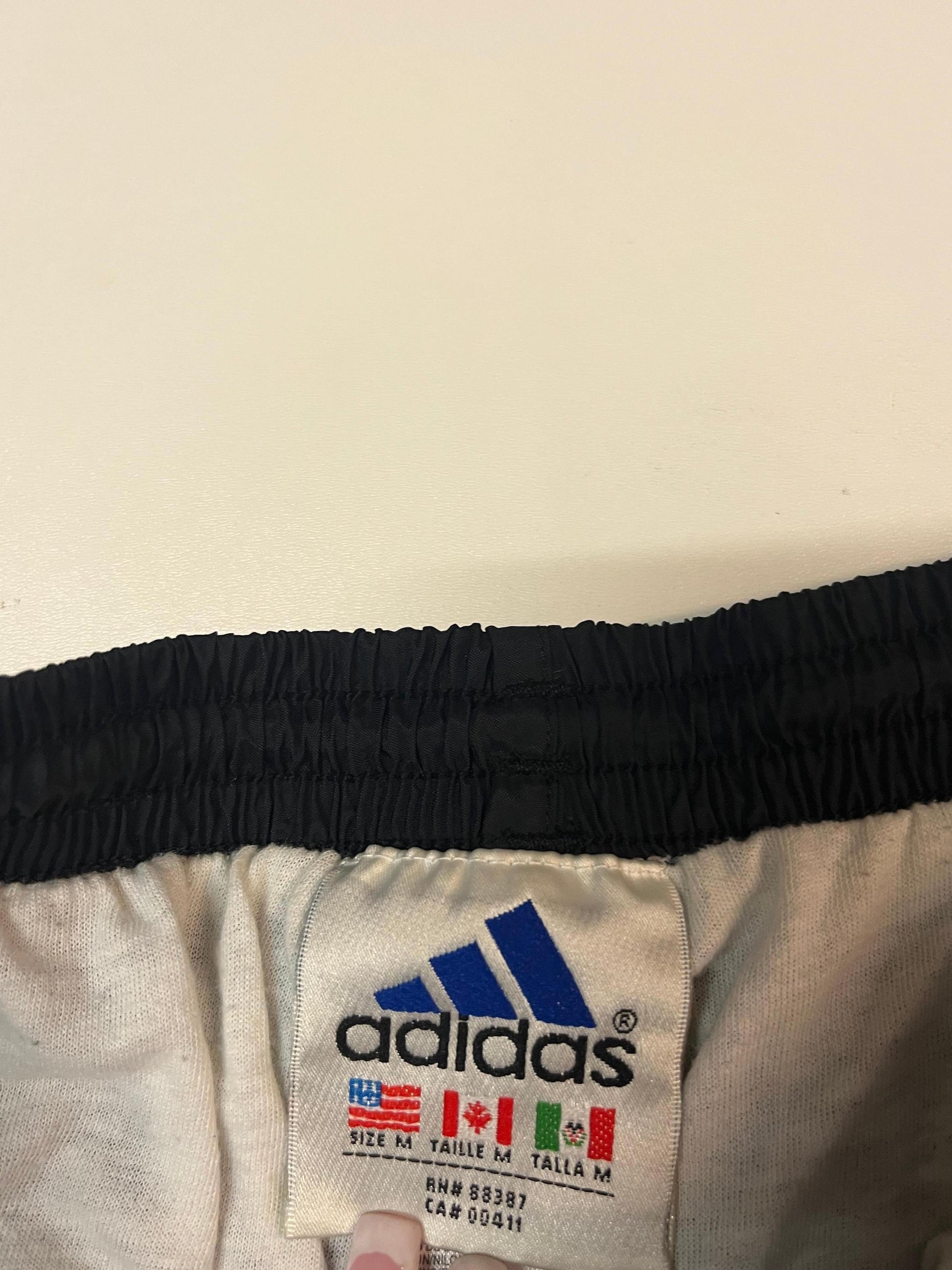 Entdecke unsere Vintage Track Pants von Nike und anderen Marken, erhältlich bei Valuxery.de - Dein Shop für trendige Vintage - Kleidung. Unsere Track Pants sind aus hochwertigen Materialien und