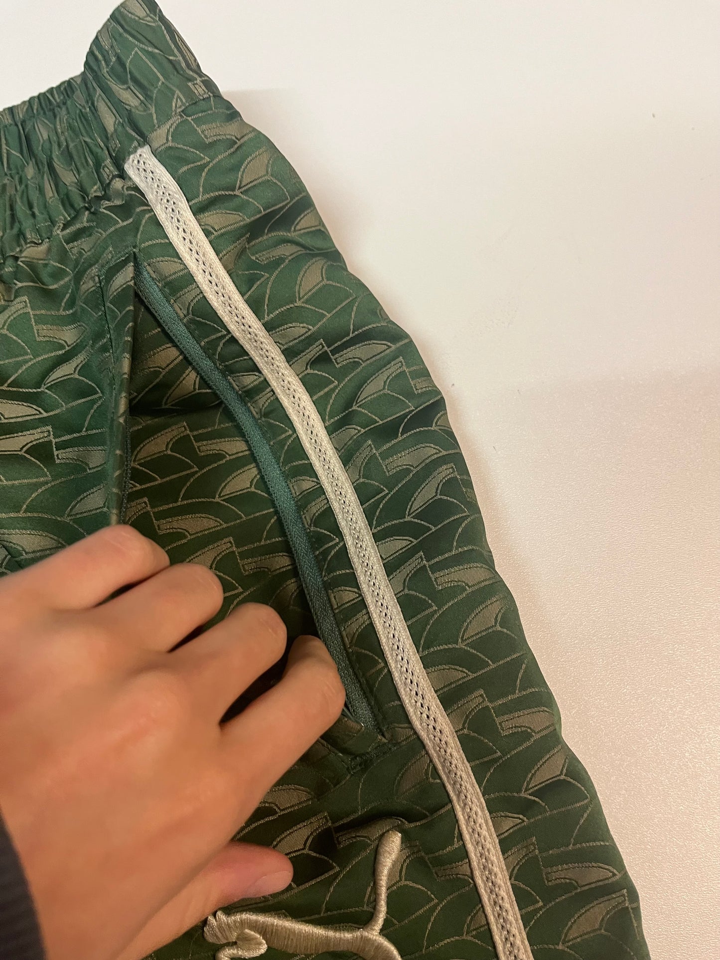 Entdecke unsere Vintage Track Pants von Nike und anderen Marken, erhältlich bei Valuxery.de - Dein Shop für trendige Vintage - Kleidung. Unsere Track Pants sind aus hochwertigen Materialien und