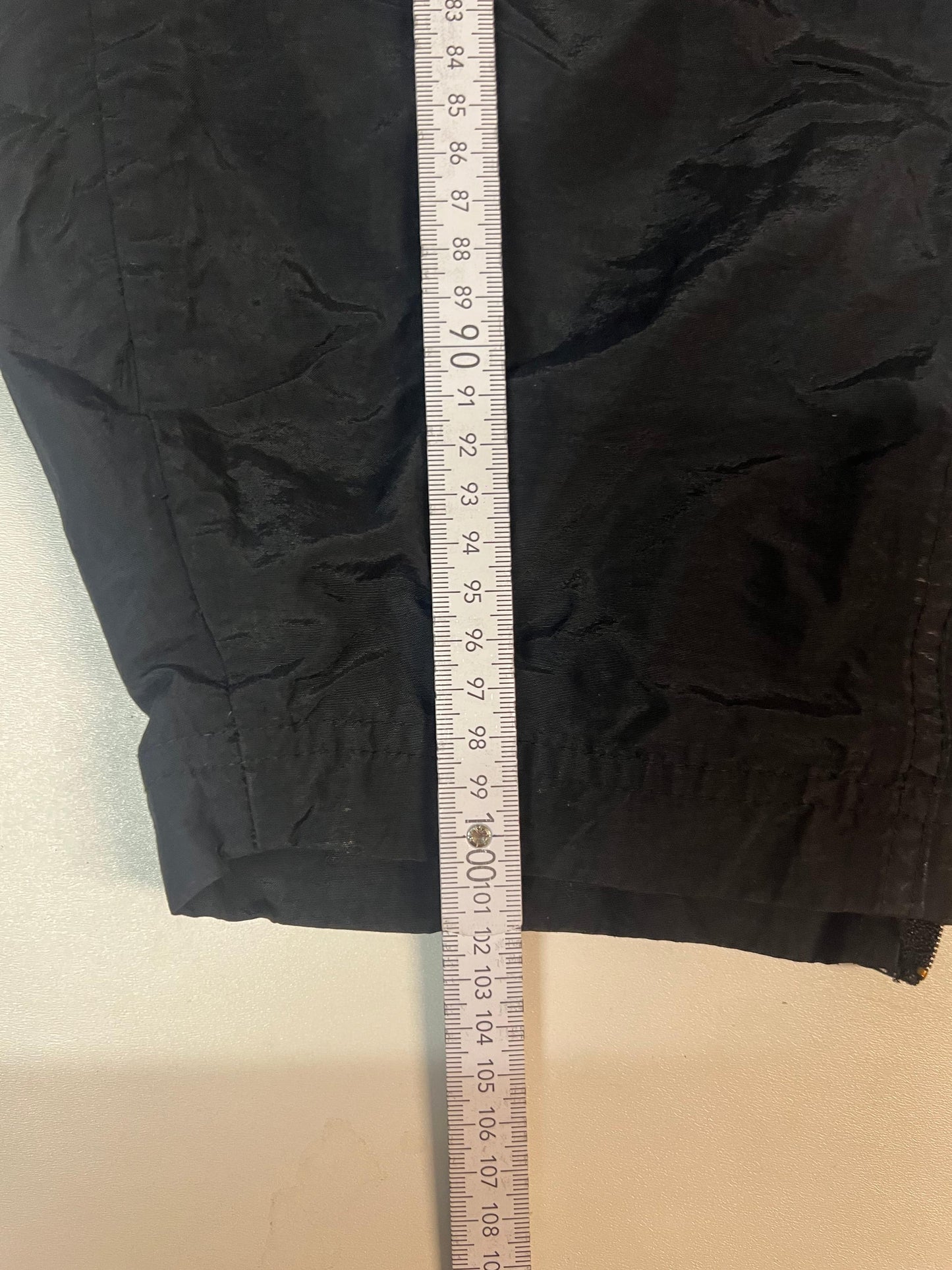 Entdecke unsere Vintage Track Pants von Nike und anderen Marken, erhältlich bei Valuxery.de - Dein Shop für trendige Vintage - Kleidung. Unsere Track Pants sind aus hochwertigen Materialien und