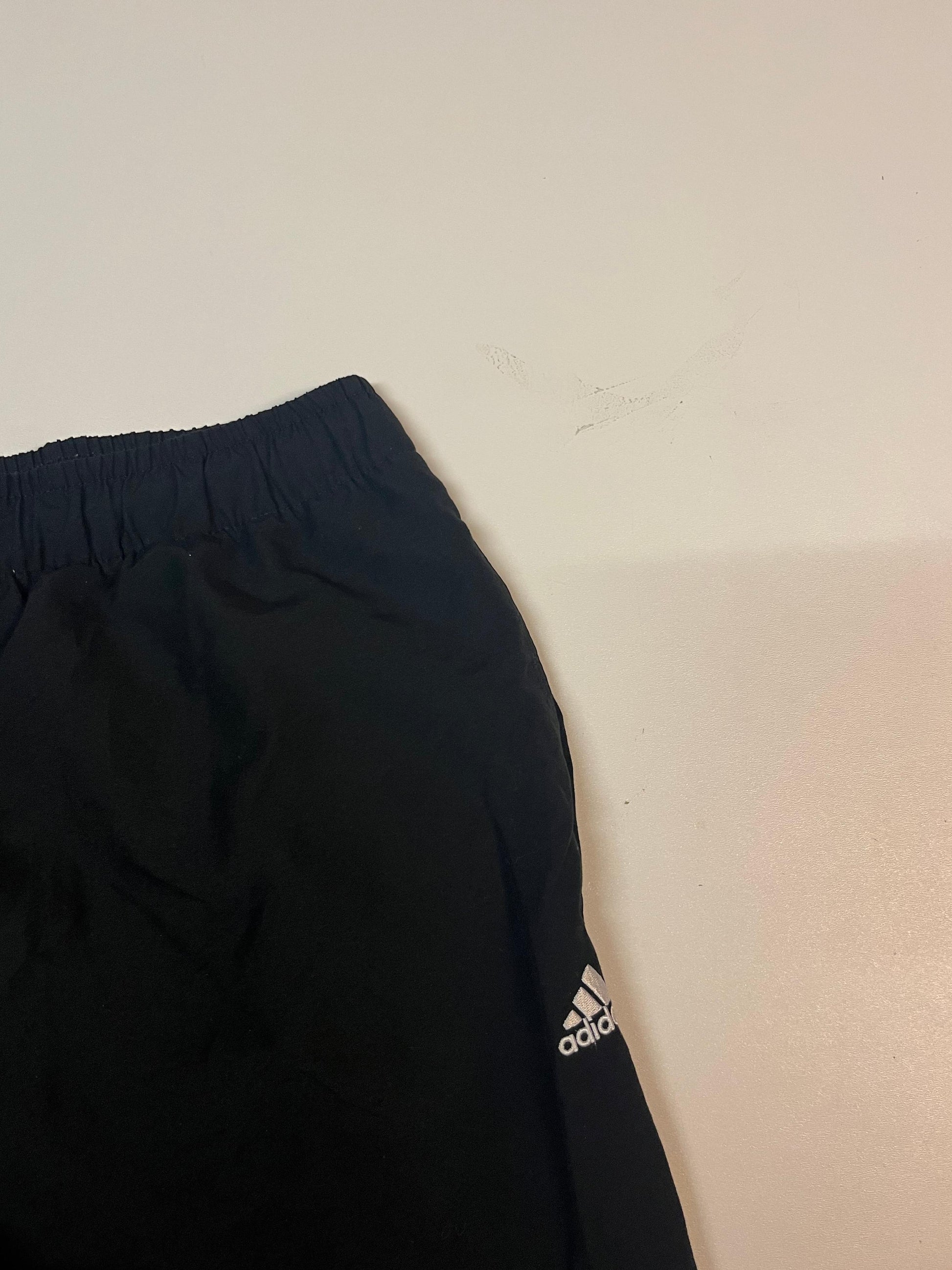 Entdecke unsere Vintage Track Pants von Nike und anderen Marken, erhältlich bei Valuxery.de - Dein Shop für trendige Vintage - Kleidung. Unsere Track Pants sind aus hochwertigen Materialien und