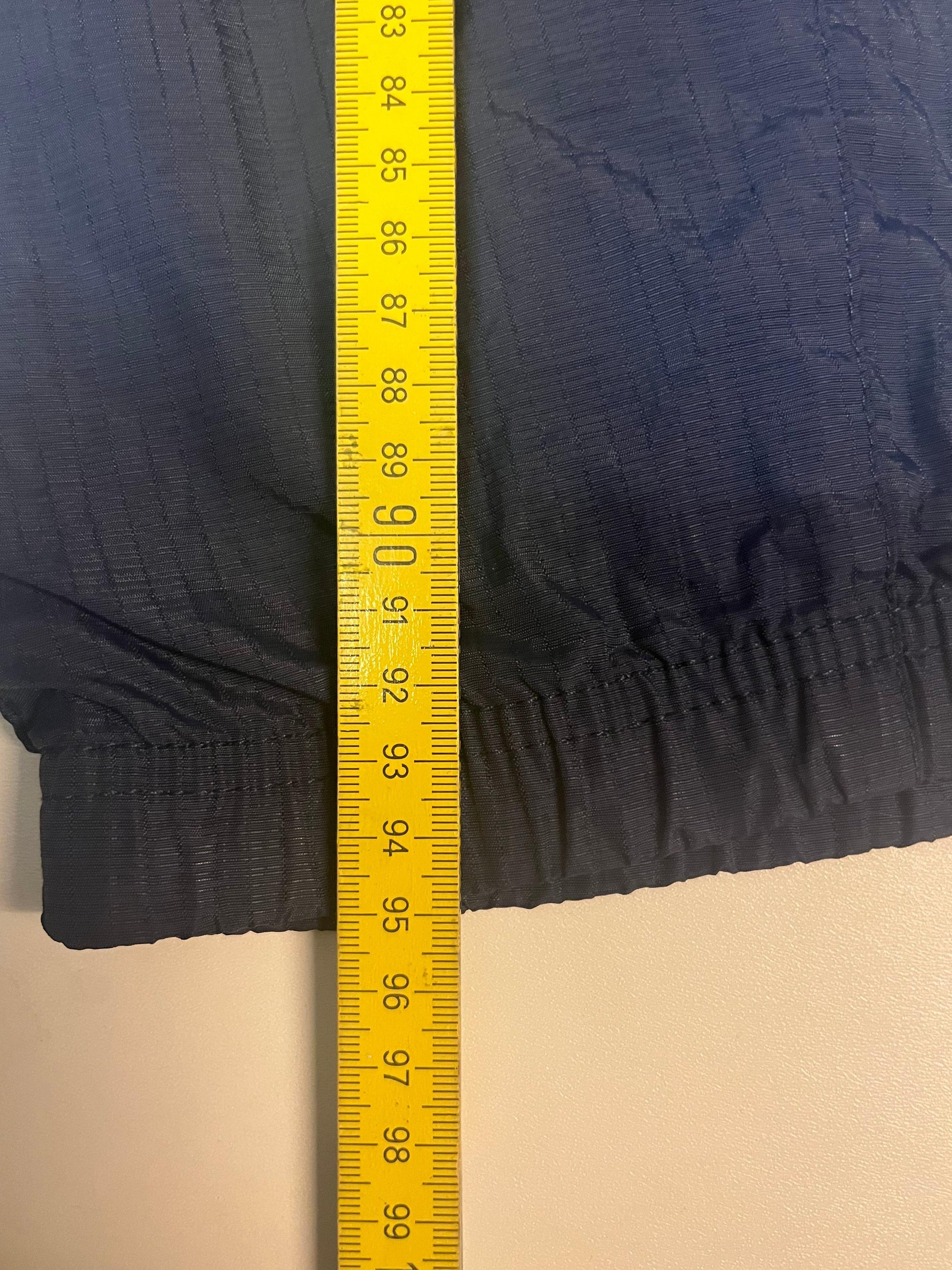 Entdecke unsere Vintage Track Pants von Nike und anderen Marken, erhältlich bei Valuxery.de - Dein Shop für trendige Vintage - Kleidung. Unsere Track Pants sind aus hochwertigen Materialien und