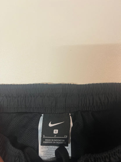 Entdecke unsere Vintage Track Pants von Nike und anderen Marken, erhältlich bei Valuxery.de - Dein Shop für trendige Vintage - Kleidung. Unsere Track Pants sind aus hochwertigen Materialien und