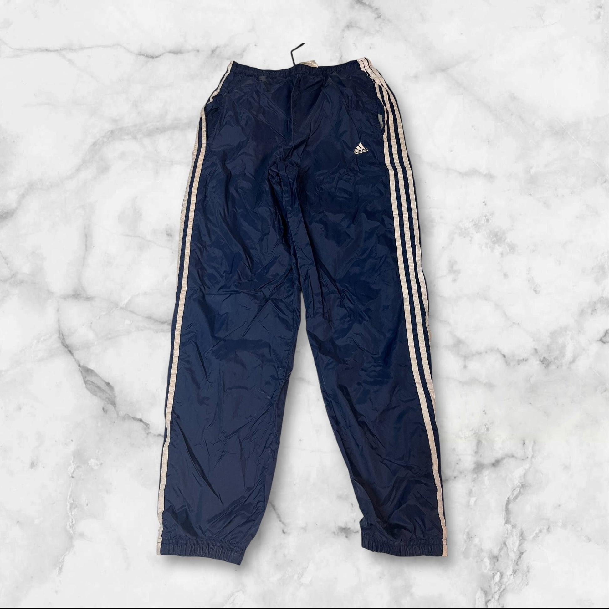 Entdecke unsere Vintage Track Pants von Nike und anderen Marken, erhältlich bei Valuxery.de - Dein Shop für trendige Vintage - Kleidung. Unsere Track Pants sind aus hochwertigen Materialien und