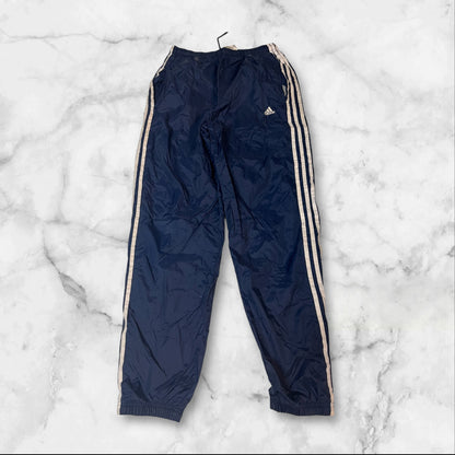 Entdecke unsere Vintage Track Pants von Nike und anderen Marken, erhältlich bei Valuxery.de - Dein Shop für trendige Vintage - Kleidung. Unsere Track Pants sind aus hochwertigen Materialien und