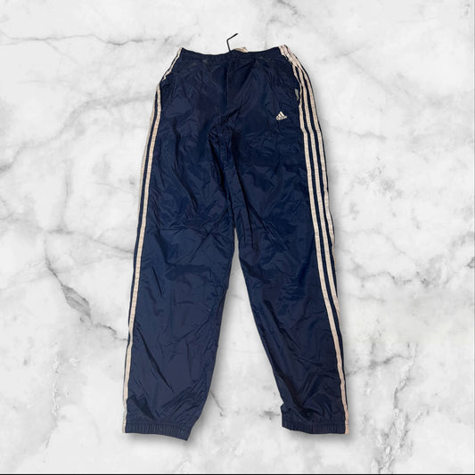 Entdecke unsere Vintage Track Pants von Nike und anderen Marken, erhältlich bei Valuxery.de - Dein Shop für trendige Vintage - Kleidung. Unsere Track Pants sind aus hochwertigen Materialien und