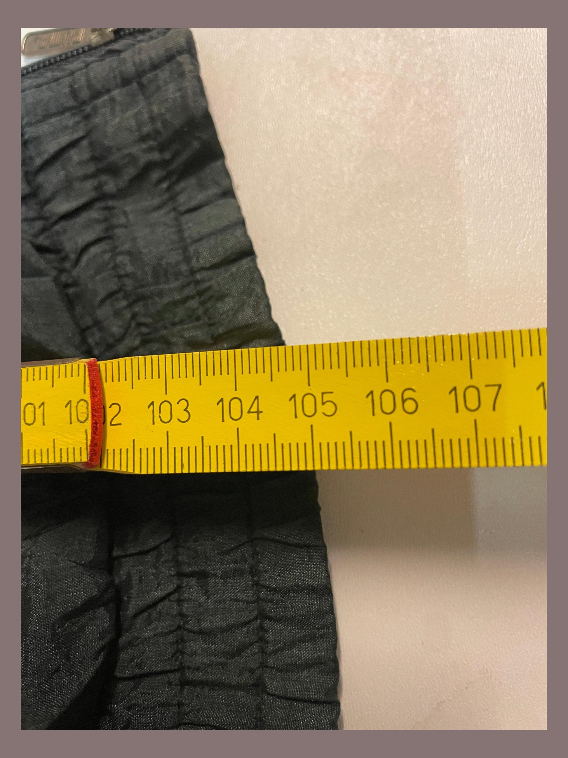 Entdecke unsere Vintage Track Pants von Nike und anderen Marken, erhältlich bei Valuxery.de - Dein Shop für trendige Vintage - Kleidung. Unsere Track Pants sind aus hochwertigen Materialien und