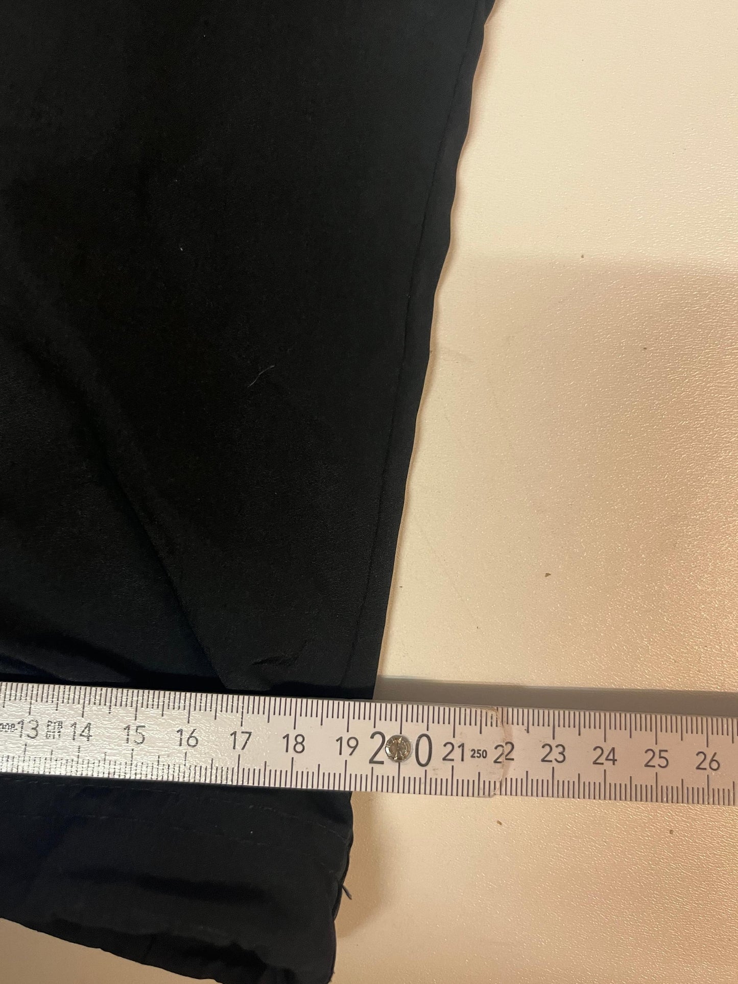 Entdecke unsere Vintage Track Pants von Nike und anderen Marken, erhältlich bei Valuxery.de - Dein Shop für trendige Vintage - Kleidung. Unsere Track Pants sind aus hochwertigen Materialien und