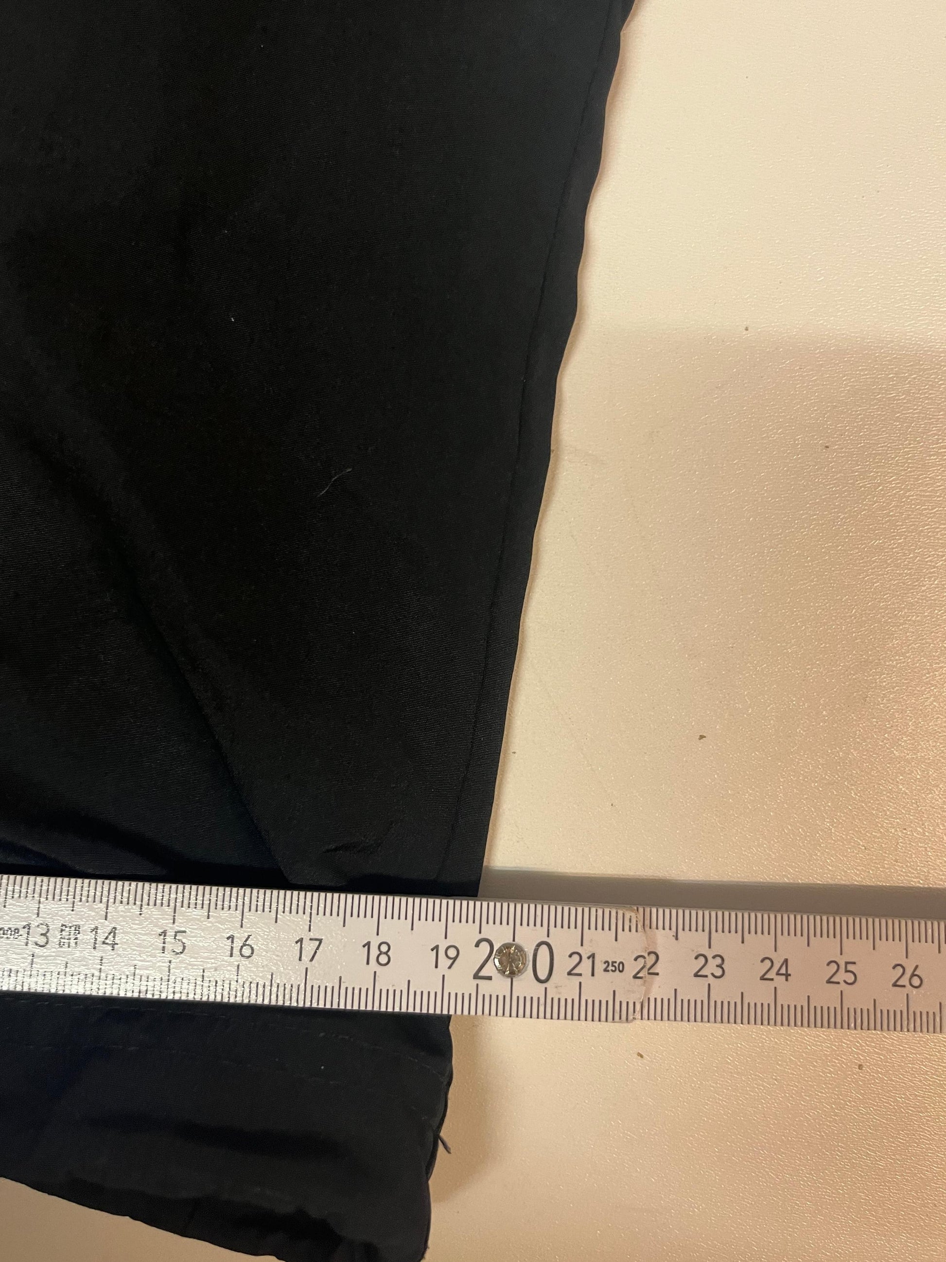 Entdecke unsere Vintage Track Pants von Nike und anderen Marken, erhältlich bei Valuxery.de - Dein Shop für trendige Vintage - Kleidung. Unsere Track Pants sind aus hochwertigen Materialien und