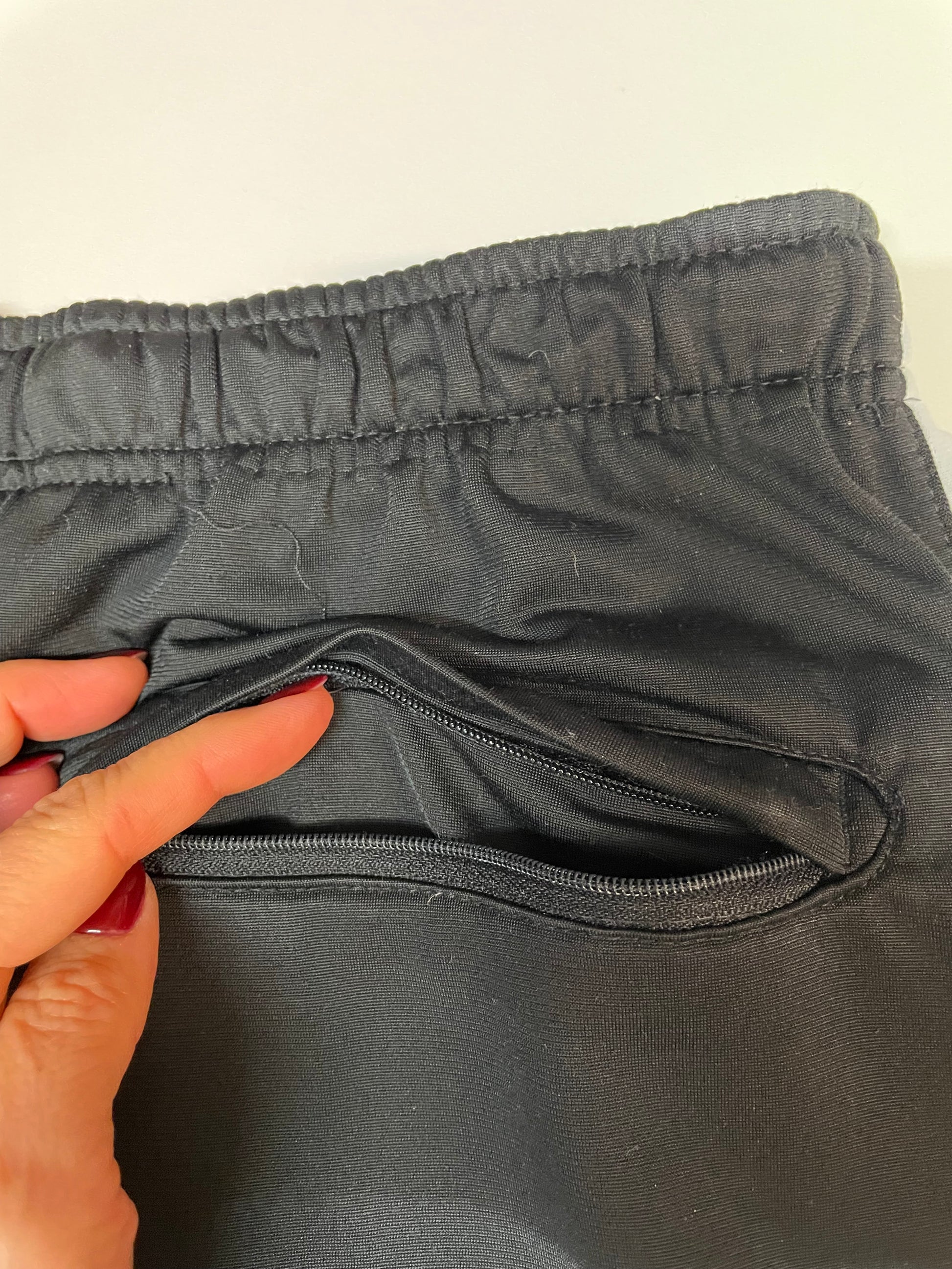 Entdecke unsere Vintage Track Pants von Nike und anderen Marken, erhältlich bei Valuxery.de - Dein Shop für trendige Vintage - Kleidung. Unsere Track Pants sind aus hochwertigen Materialien und