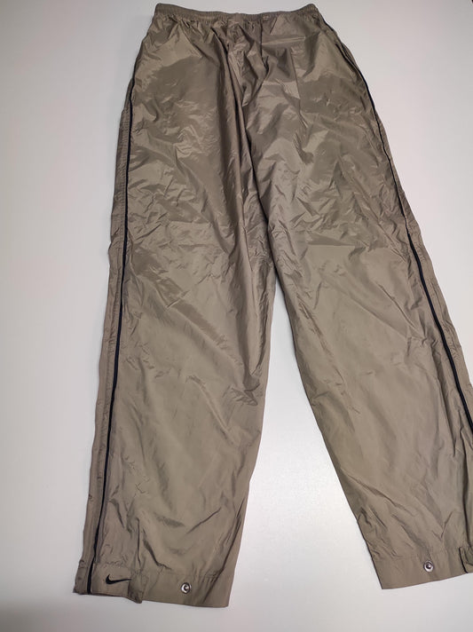 Entdecke unsere Vintage Track Pants von Nike und anderen Marken, erhältlich bei Valuxery.de - Dein Shop für trendige Vintage - Kleidung. Unsere Track Pants sind aus hochwertigen Materialien und