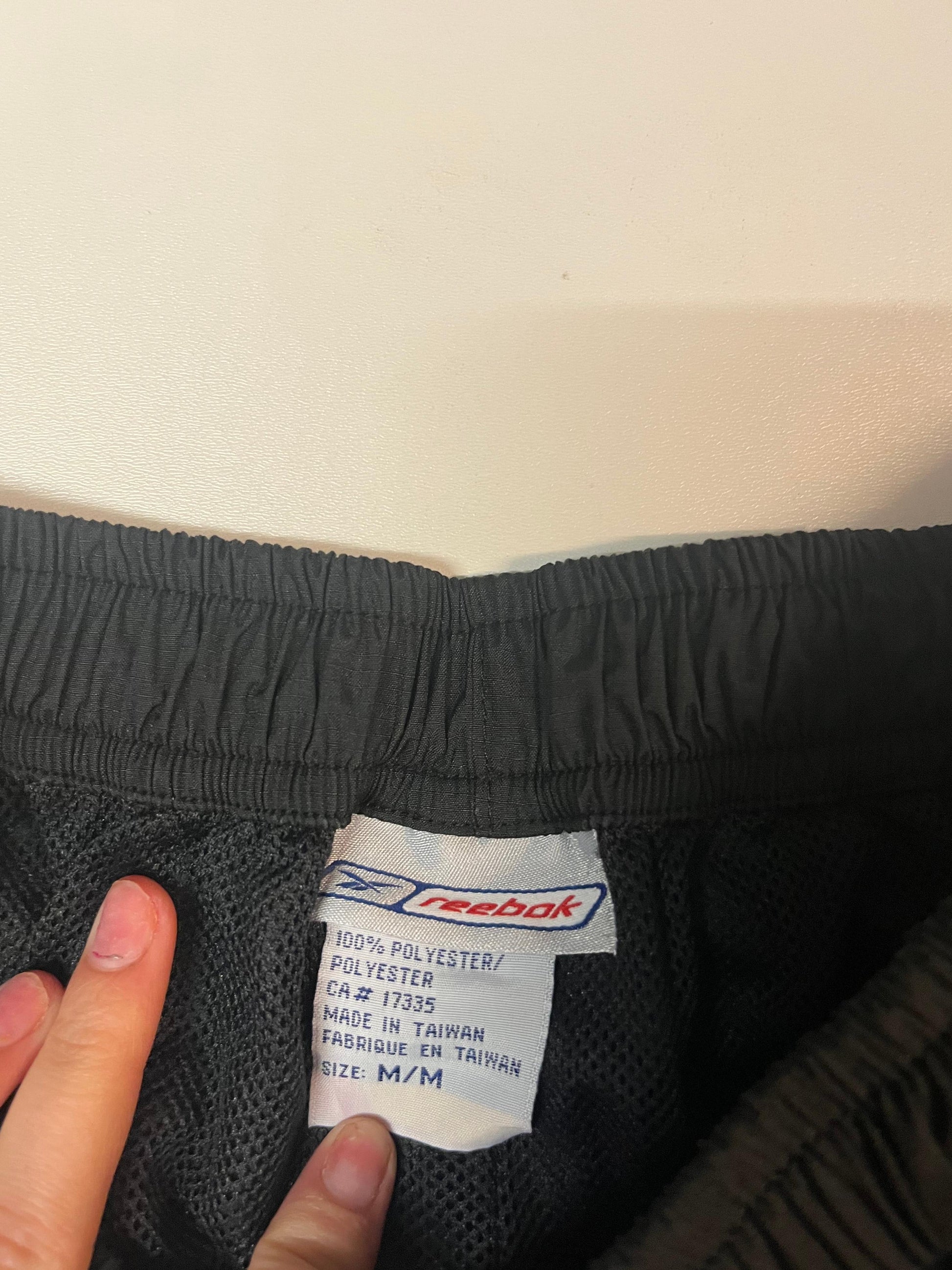 Entdecke unsere Vintage Track Pants von Nike und anderen Marken, erhältlich bei Valuxery.de - Dein Shop für trendige Vintage - Kleidung. Unsere Track Pants sind aus hochwertigen Materialien und