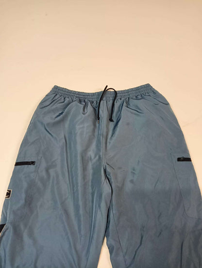 Entdecke unsere Vintage Track Pants von Nike und anderen Marken, erhältlich bei Valuxery.de - Dein Shop für trendige Vintage - Kleidung. Unsere Track Pants sind aus hochwertigen Materialien und