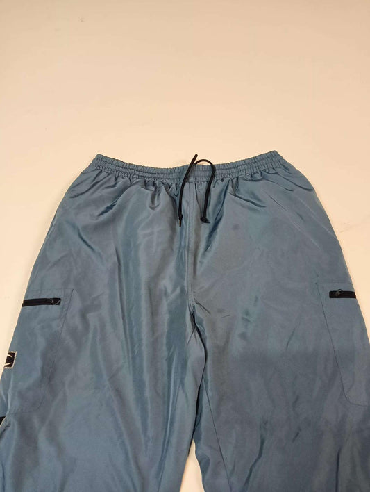 Entdecke unsere Vintage Track Pants von Nike und anderen Marken, erhältlich bei Valuxery.de - Dein Shop für trendige Vintage - Kleidung. Unsere Track Pants sind aus hochwertigen Materialien und