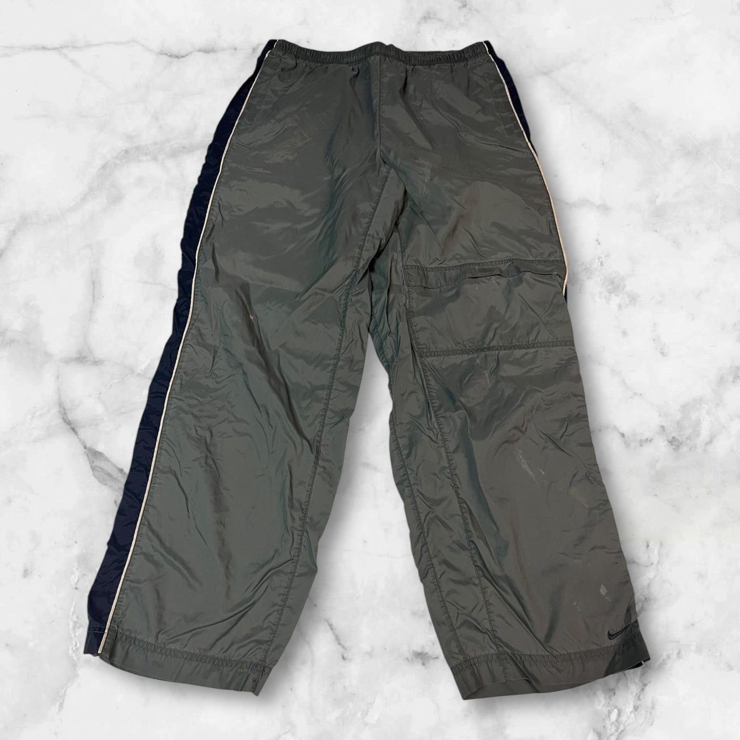 Entdecke unsere Vintage Track Pants von Nike und anderen Marken, erhältlich bei Valuxery.de - Dein Shop für trendige Vintage - Kleidung. Unsere Track Pants sind aus hochwertigen Materialien und