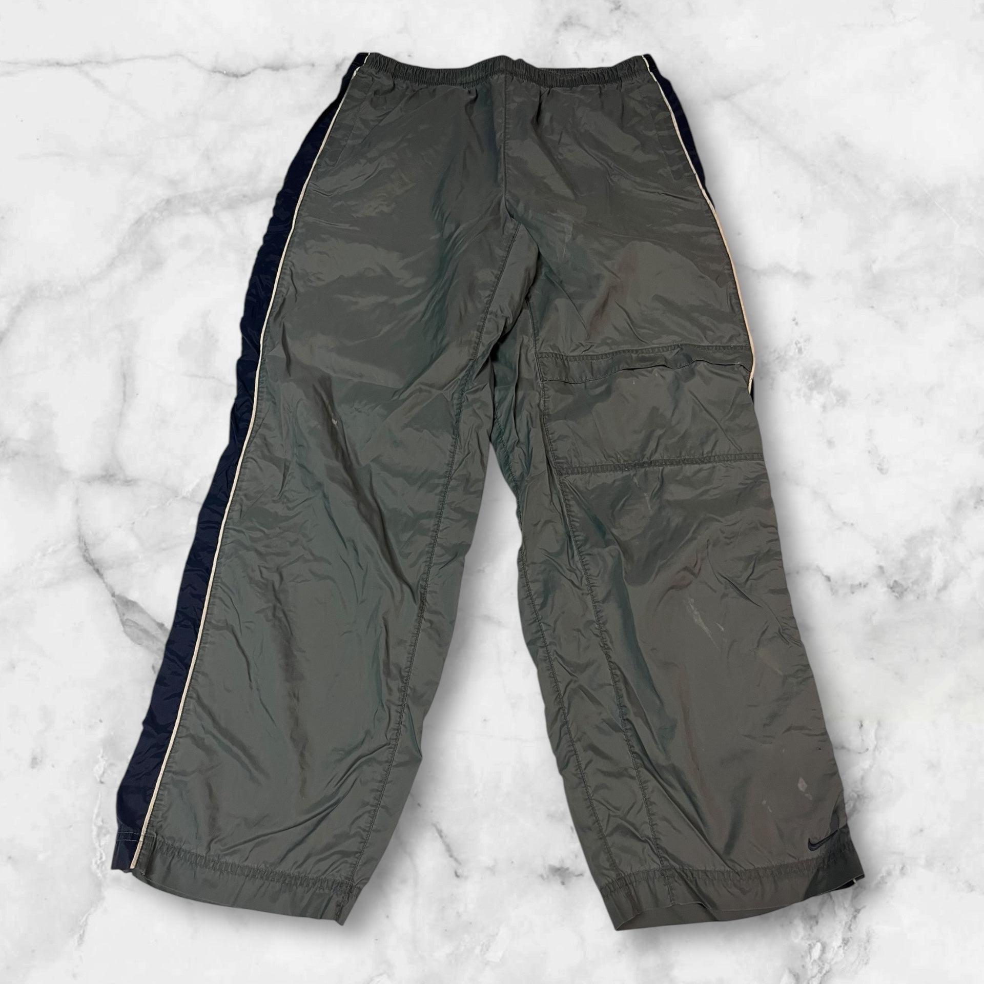 Entdecke unsere Vintage Track Pants von Nike und anderen Marken, erhältlich bei Valuxery.de - Dein Shop für trendige Vintage - Kleidung. Unsere Track Pants sind aus hochwertigen Materialien und