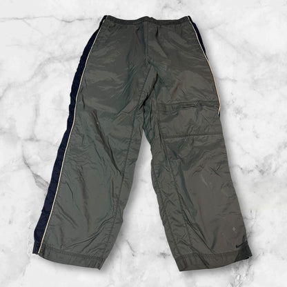 Entdecke unsere Vintage Track Pants von Nike und anderen Marken, erhältlich bei Valuxery.de - Dein Shop für trendige Vintage - Kleidung. Unsere Track Pants sind aus hochwertigen Materialien und