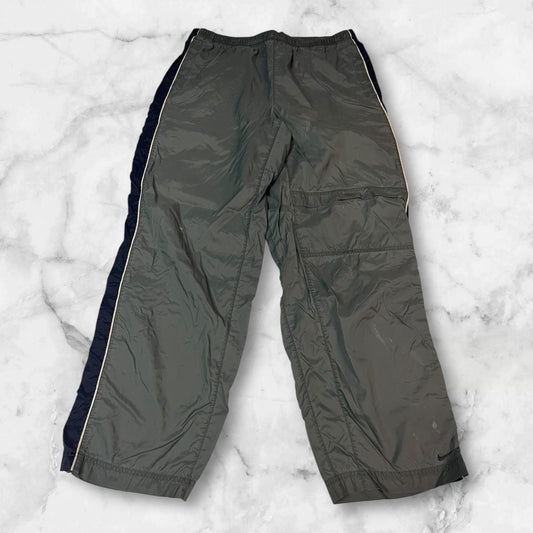 Entdecke unsere Vintage Track Pants von Nike und anderen Marken, erhältlich bei Valuxery.de - Dein Shop für trendige Vintage - Kleidung. Unsere Track Pants sind aus hochwertigen Materialien und