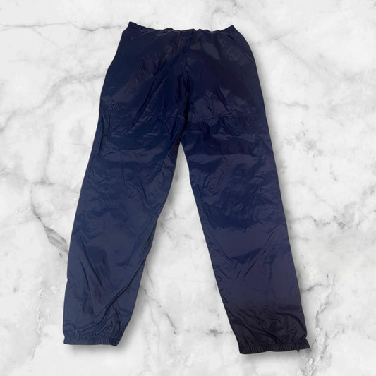 Entdecke unsere Vintage Track Pants von Nike und anderen Marken, erhältlich bei Valuxery.de - Dein Shop für trendige Vintage - Kleidung. Unsere Track Pants sind aus hochwertigen Materialien und