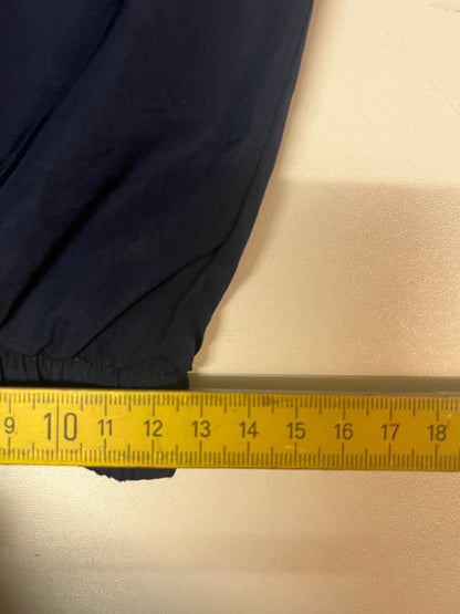 Entdecke unsere Vintage Track Pants von Nike und anderen Marken, erhältlich bei Valuxery.de - Dein Shop für trendige Vintage - Kleidung. Unsere Track Pants sind aus hochwertigen Materialien und