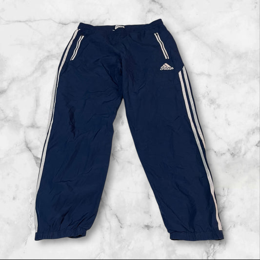 Entdecke unsere Vintage Track Pants von Nike und anderen Marken, erhältlich bei Valuxery.de - Dein Shop für trendige Vintage - Kleidung. Unsere Track Pants sind aus hochwertigen Materialien und