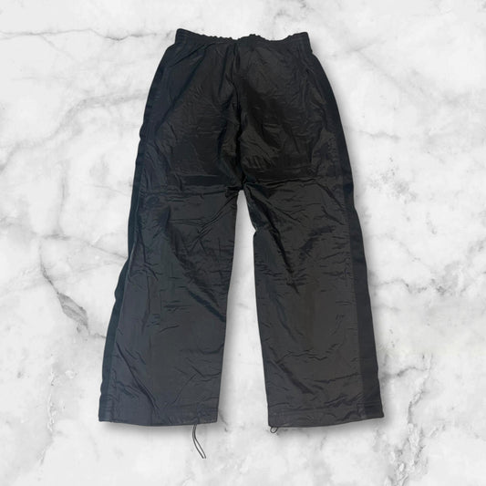 Entdecke unsere Vintage Track Pants von Nike und anderen Marken, erhältlich bei Valuxery.de - Dein Shop für trendige Vintage - Kleidung. Unsere Track Pants sind aus hochwertigen Materialien und