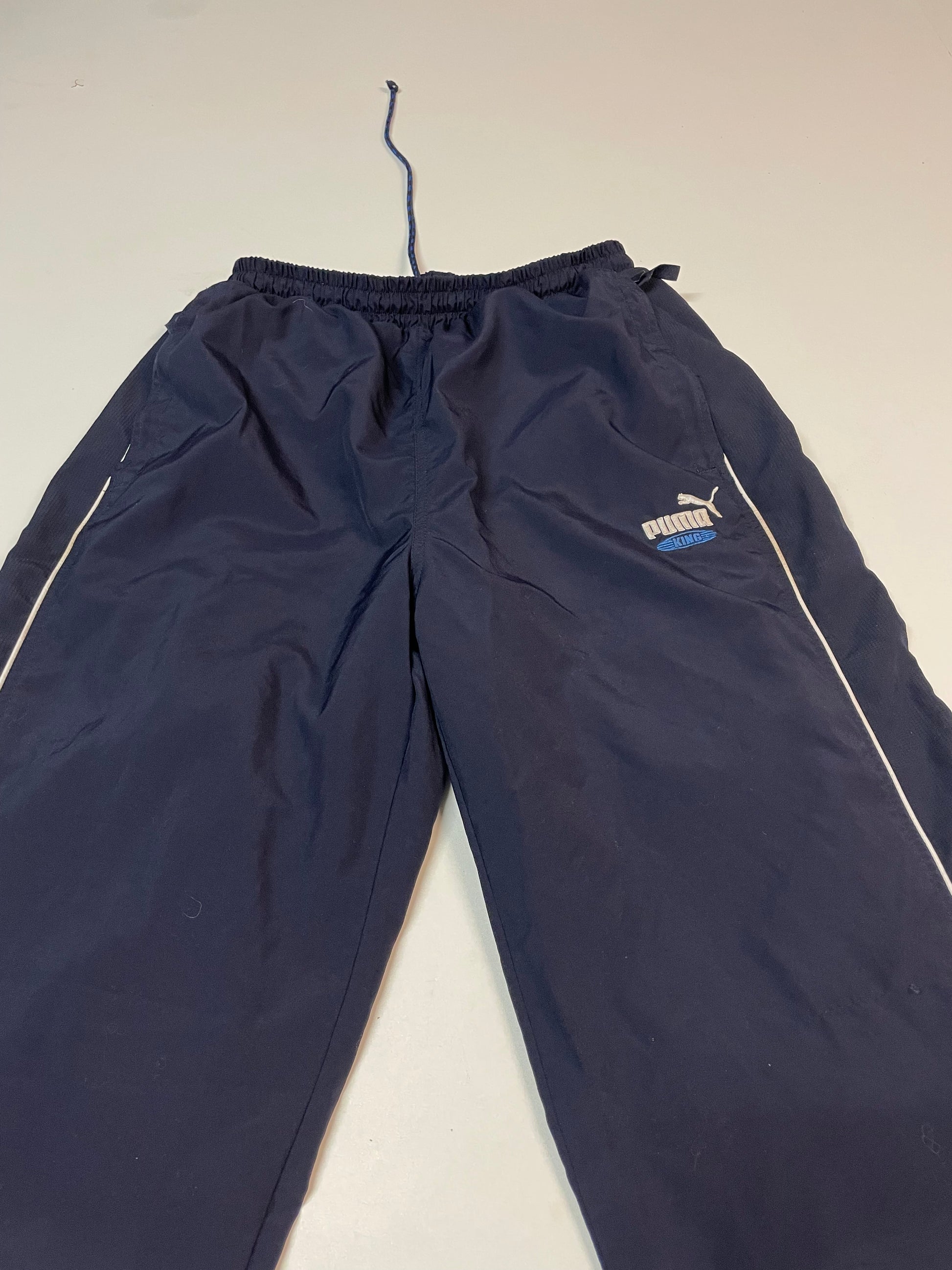 Entdecke unsere Vintage Track Pants von Nike und anderen Marken, erhältlich bei Valuxery.de - Dein Shop für trendige Vintage - Kleidung. Unsere Track Pants sind aus hochwertigen Materialien und