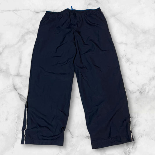 Entdecke unsere Vintage Track Pants von Nike und anderen Marken, erhältlich bei Valuxery.de - Dein Shop für trendige Vintage - Kleidung. Unsere Track Pants sind aus hochwertigen Materialien und