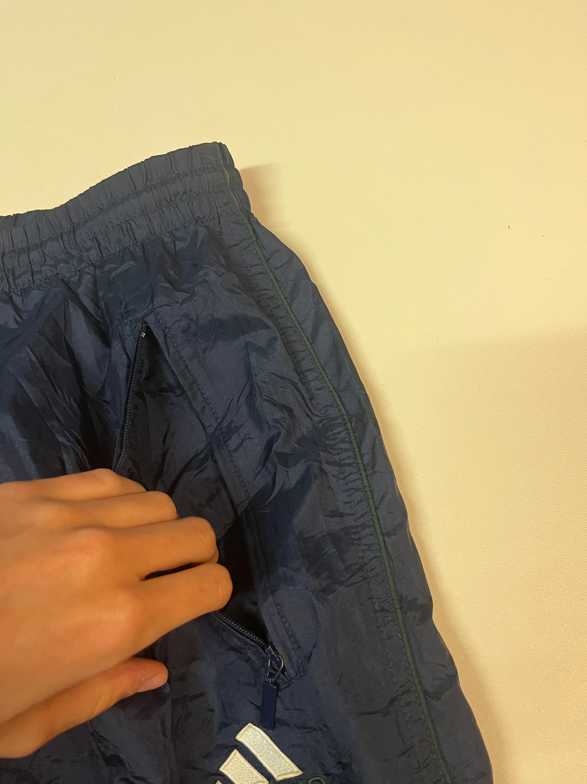 Entdecke unsere Vintage Track Pants von Nike und anderen Marken, erhältlich bei Valuxery.de - Dein Shop für trendige Vintage - Kleidung. Unsere Track Pants sind aus hochwertigen Materialien und