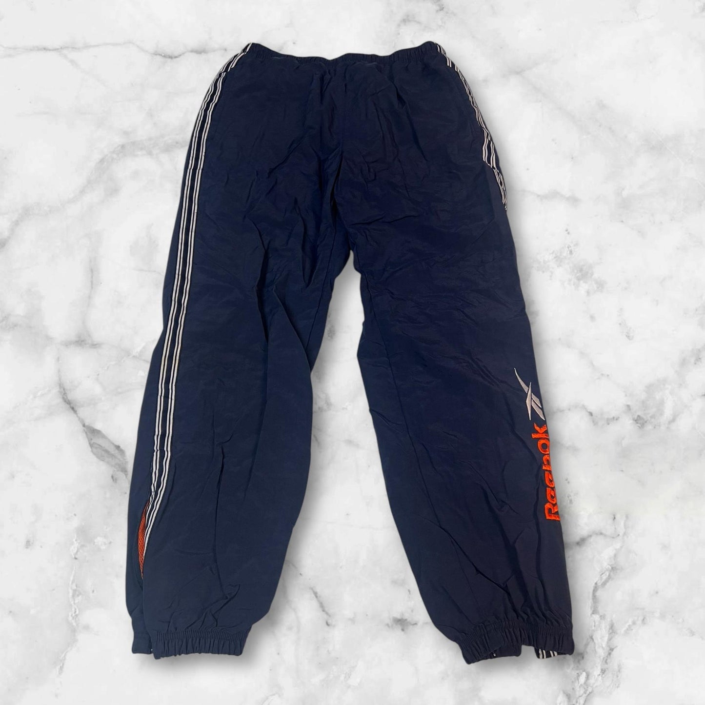 Entdecke unsere Vintage Track Pants von Nike und anderen Marken, erhältlich bei Valuxery.de - Dein Shop für trendige Vintage - Kleidung. Unsere Track Pants sind aus hochwertigen Materialien und