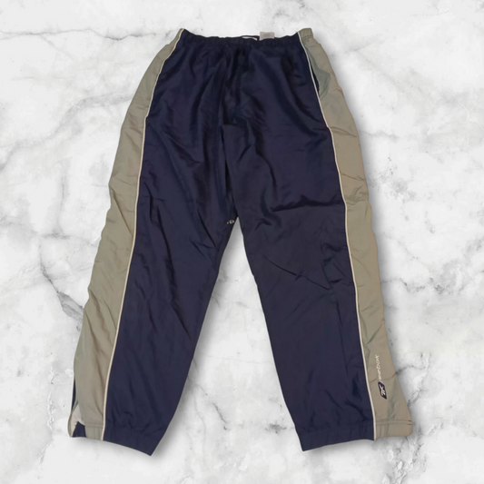 Entdecke unsere Vintage Track Pants von Nike und anderen Marken, erhältlich bei Valuxery.de - Dein Shop für trendige Vintage - Kleidung. Unsere Track Pants sind aus hochwertigen Materialien und