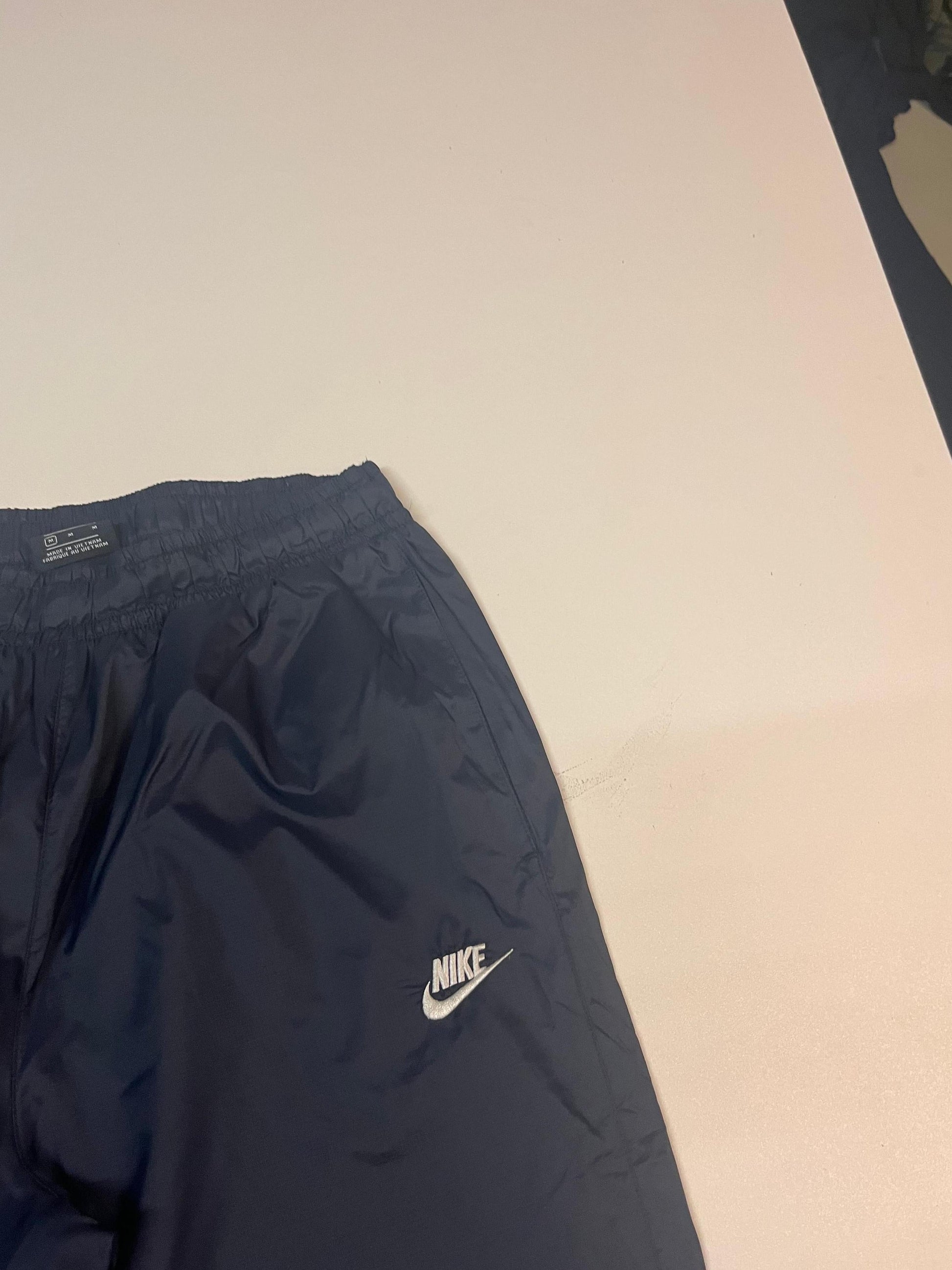 Entdecke unsere Vintage Track Pants von Nike und anderen Marken, erhältlich bei Valuxery.de - Dein Shop für trendige Vintage - Kleidung. Unsere Track Pants sind aus hochwertigen Materialien und