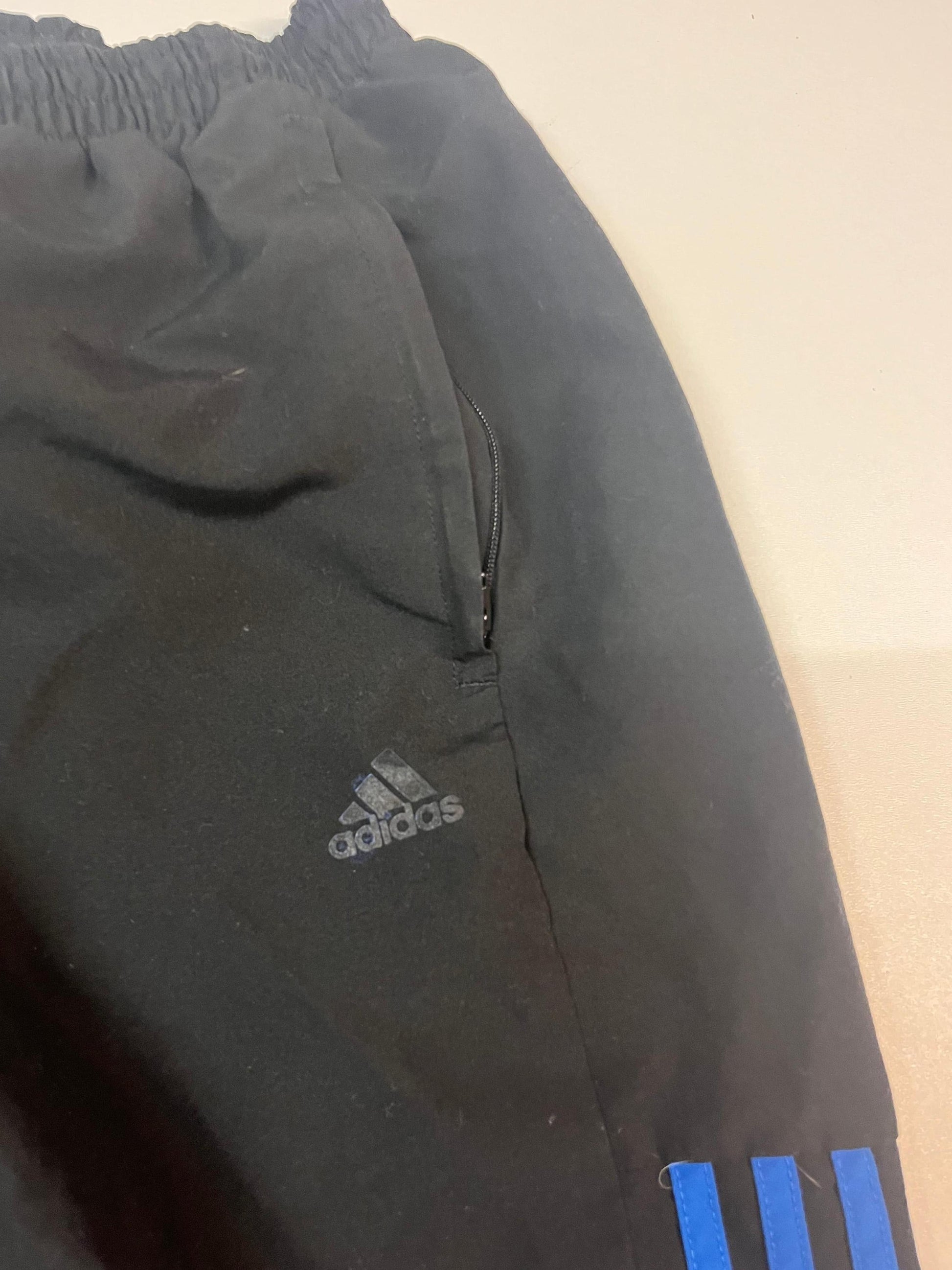Entdecke unsere Vintage Track Pants von Nike und anderen Marken, erhältlich bei Valuxery.de - Dein Shop für trendige Vintage - Kleidung. Unsere Track Pants sind aus hochwertigen Materialien und