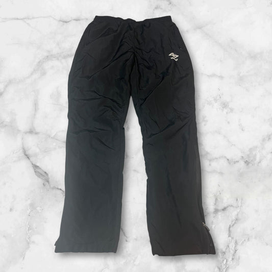 Entdecke unsere Vintage Track Pants von Nike und anderen Marken, erhältlich bei Valuxery.de - Dein Shop für trendige Vintage - Kleidung. Unsere Track Pants sind aus hochwertigen Materialien und