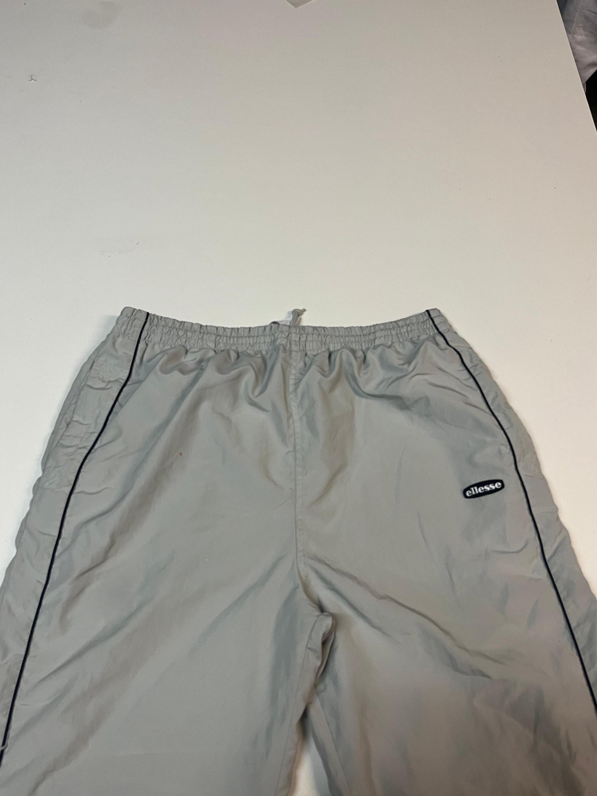 Entdecke unsere Vintage Track Pants von Nike und anderen Marken, erhältlich bei Valuxery.de - Dein Shop für trendige Vintage - Kleidung. Unsere Track Pants sind aus hochwertigen Materialien und