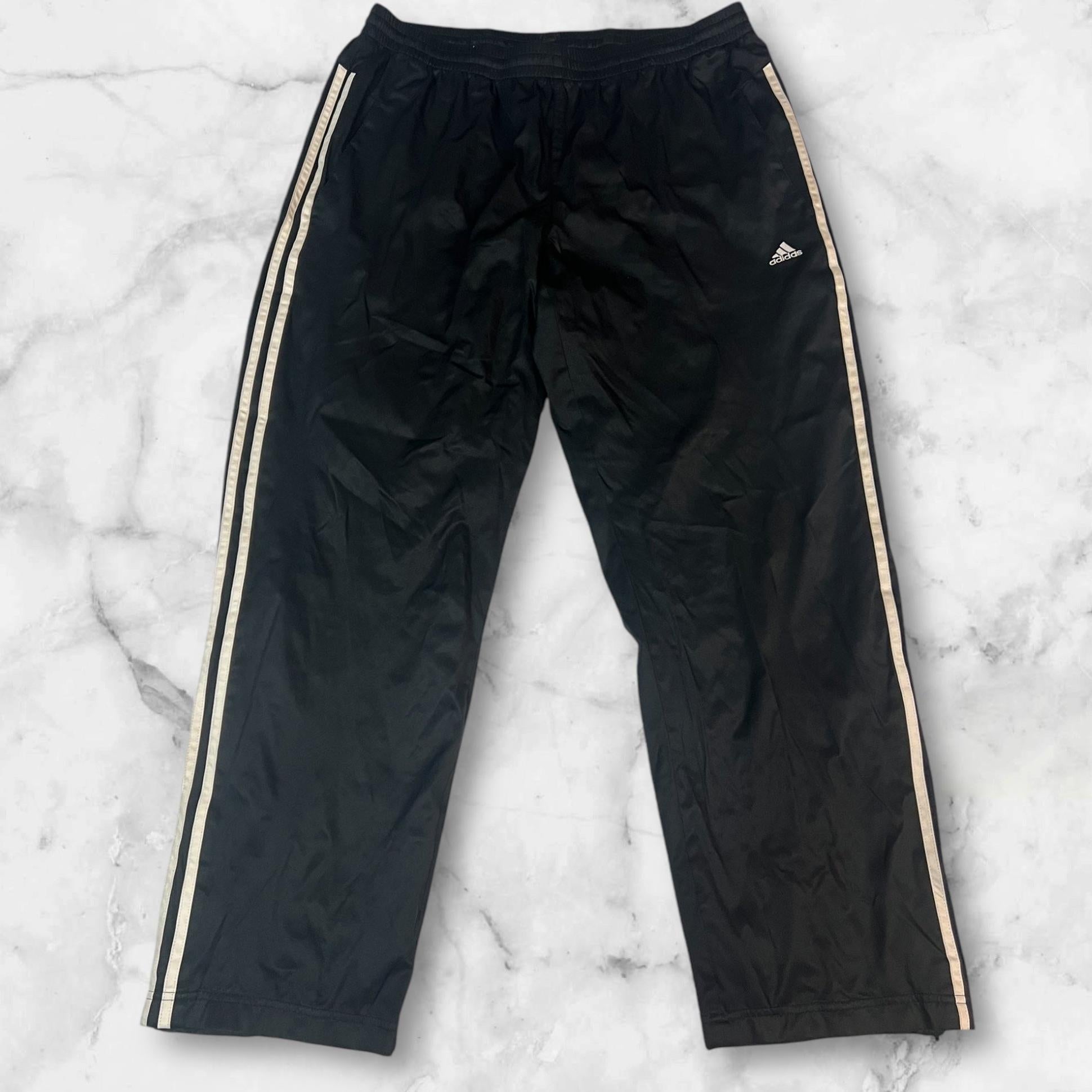Entdecke unsere Vintage Track Pants von Nike und anderen Marken, erhältlich bei Valuxery.de - Dein Shop für trendige Vintage - Kleidung. Unsere Track Pants sind aus hochwertigen Materialien und