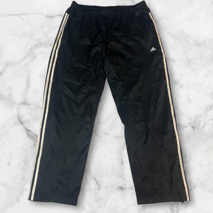Entdecke unsere Vintage Track Pants von Nike und anderen Marken, erhältlich bei Valuxery.de - Dein Shop für trendige Vintage - Kleidung. Unsere Track Pants sind aus hochwertigen Materialien und