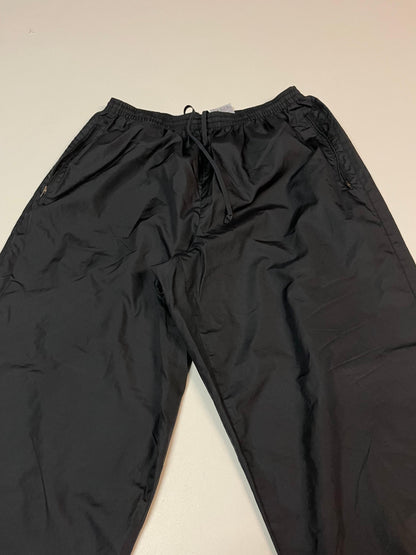 Entdecke unsere Vintage Track Pants von Nike und anderen Marken, erhältlich bei Valuxery.de - Dein Shop für trendige Vintage - Kleidung. Unsere Track Pants sind aus hochwertigen Materialien und
