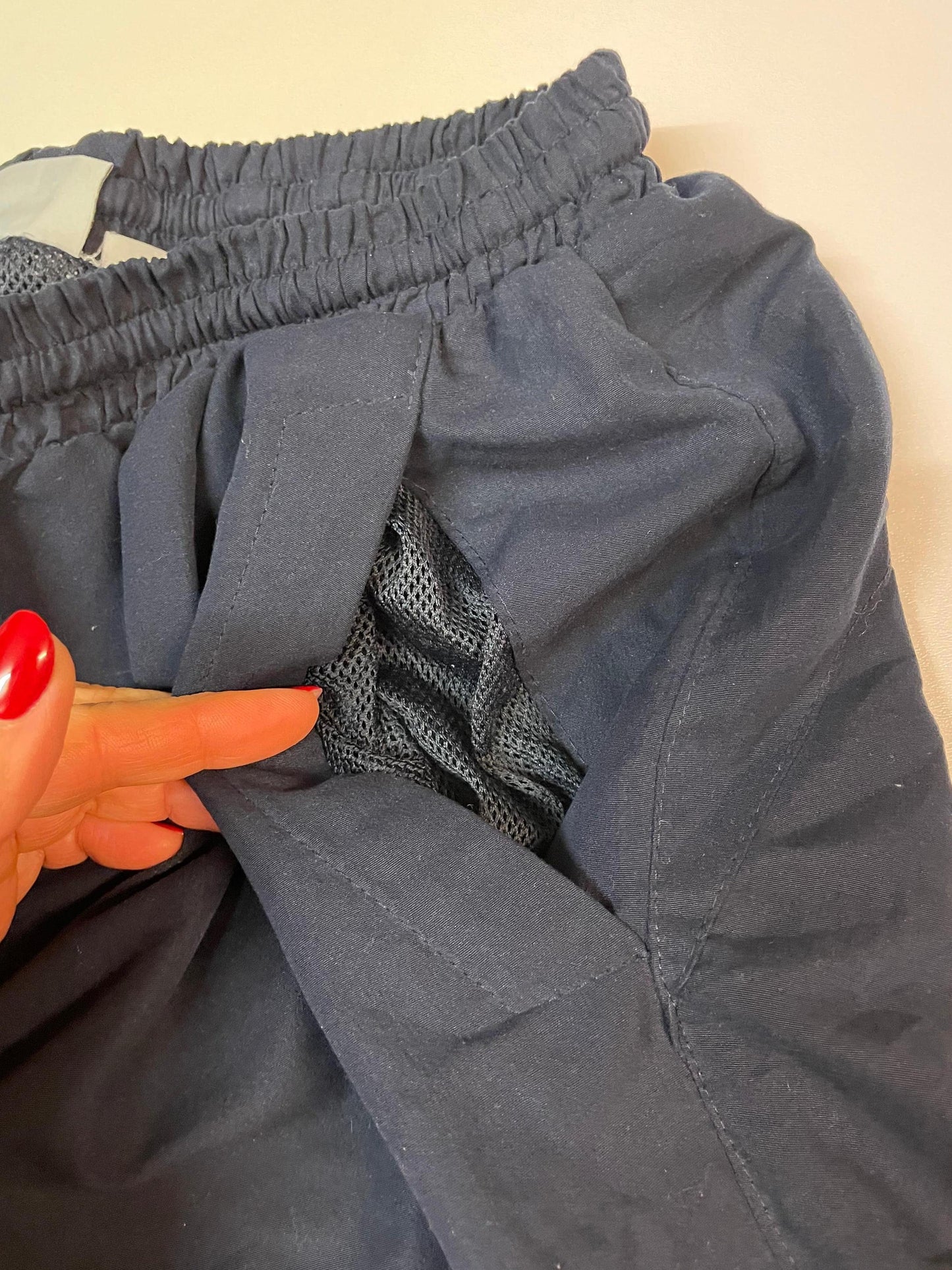 Entdecke unsere Vintage Track Pants von Nike und anderen Marken, erhältlich bei Valuxery.de - Dein Shop für trendige Vintage - Kleidung. Unsere Track Pants sind aus hochwertigen Materialien und