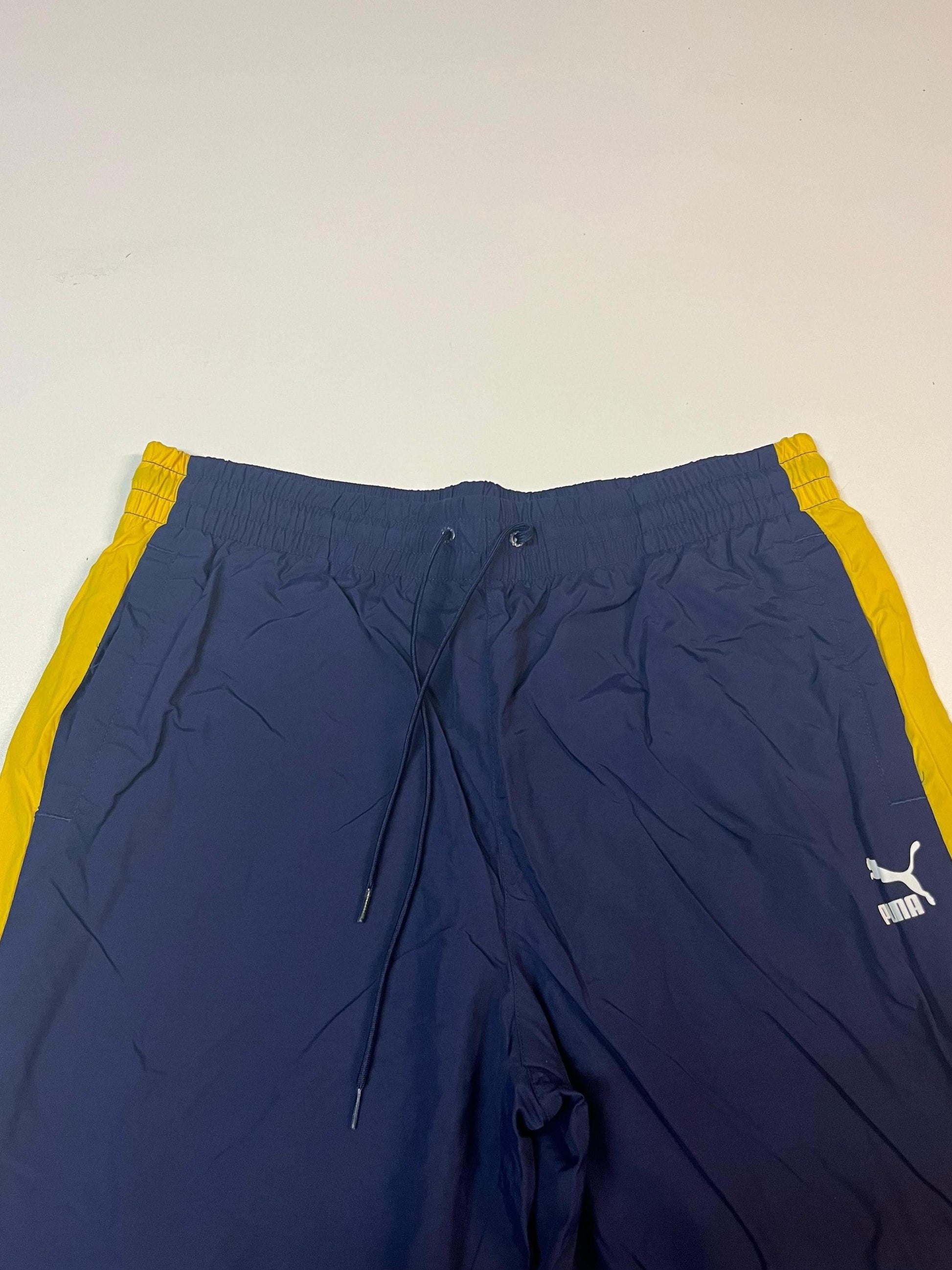 Entdecke unsere Vintage Track Pants von Nike und anderen Marken, erhältlich bei Valuxery.de - Dein Shop für trendige Vintage - Kleidung. Unsere Track Pants sind aus hochwertigen Materialien und