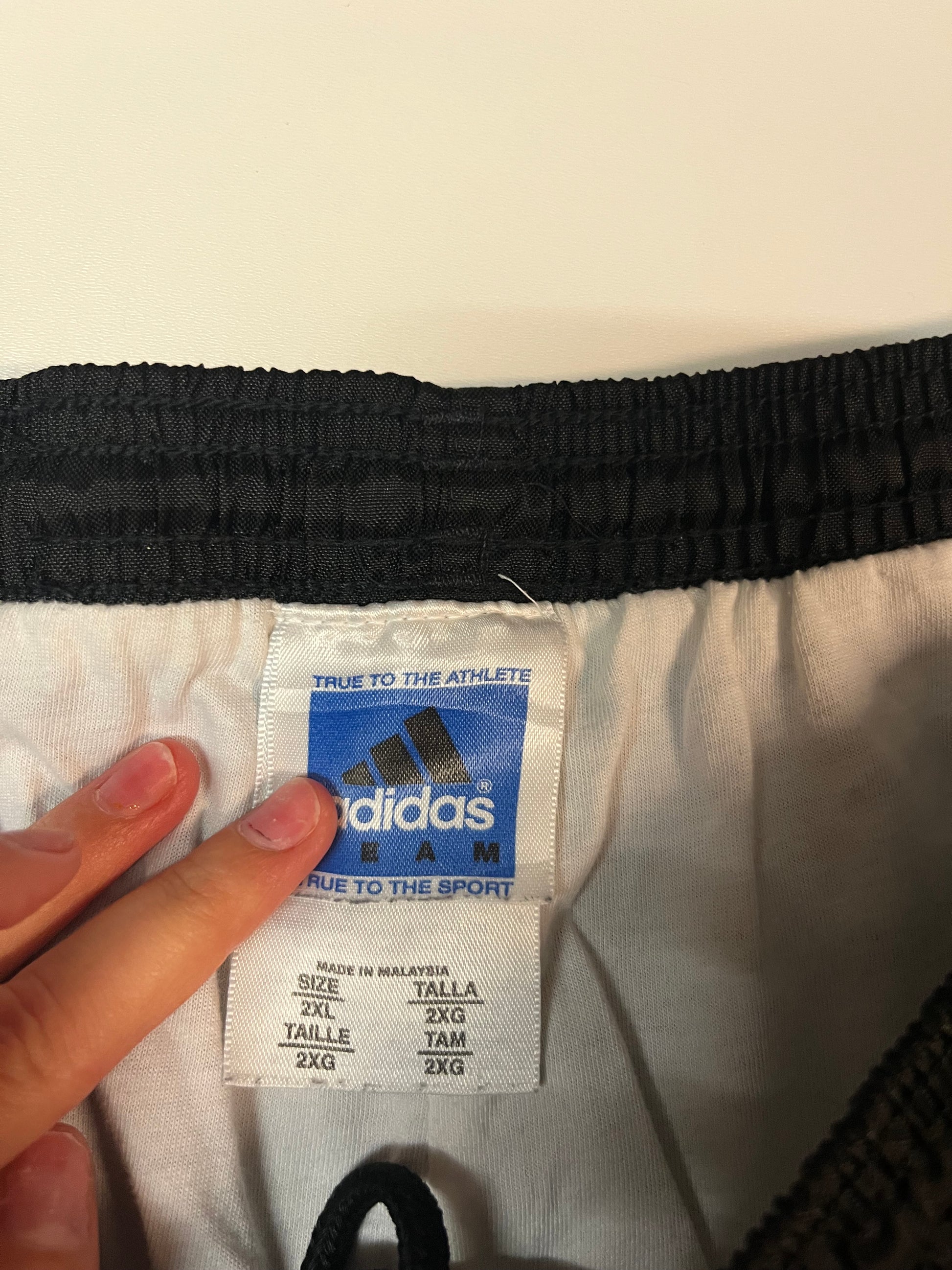 Entdecke unsere Vintage Track Pants von Nike und anderen Marken, erhältlich bei Valuxery.de - Dein Shop für trendige Vintage - Kleidung. Unsere Track Pants sind aus hochwertigen Materialien und