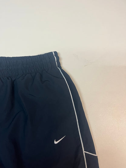 Entdecke unsere Vintage Track Pants von Nike und anderen Marken, erhältlich bei Valuxery.de - Dein Shop für trendige Vintage - Kleidung. Unsere Track Pants sind aus hochwertigen Materialien und